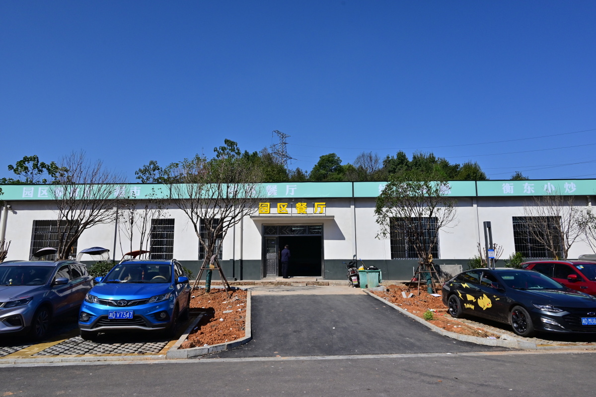 盖板厂建设（引进合作）正在进行中........